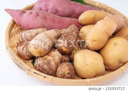 ざるに持った芋3種 132055717