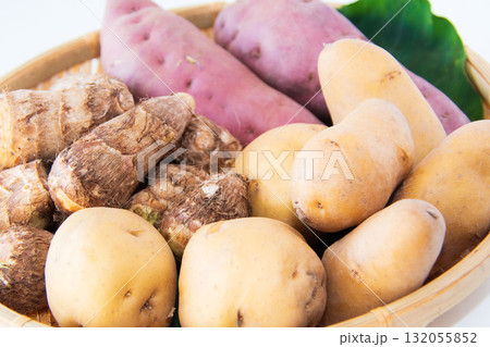 ざるに持った芋3種 ざるに持った芋3種 132055852