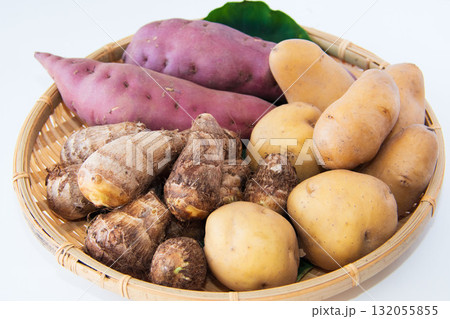 ざるに持った芋3種 132055855