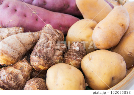 ざるに持った芋3種 132055858