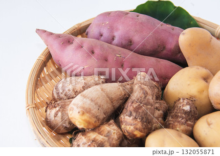 ざるに持った芋3種 ざるに持った芋3種 132055871