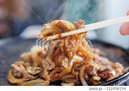 湯気が立つ出来立てのバラ焼き（青森県十和田市） 132056134