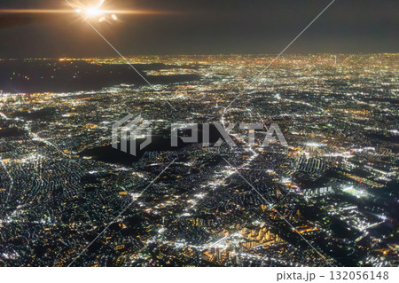 千葉上空から見る東京の夜景（飛行機の窓の外） 132056148