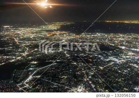 千葉上空から見る東京の夜景（飛行機の窓の外） 132056150