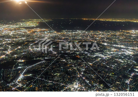 千葉上空から見る東京の夜景(飛行機の窓の外) 千葉上空から見る東京の夜景(飛行機の窓の外) 132056151