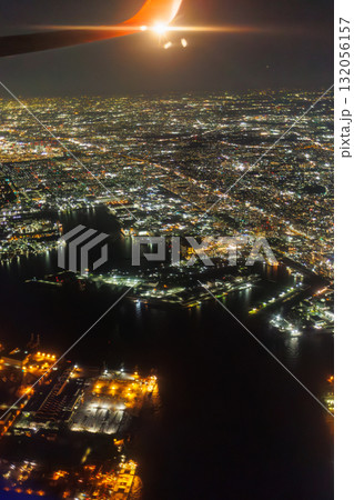 千葉上空から見る宝石箱のような東京の夜景（飛行機の窓の外） 132056157