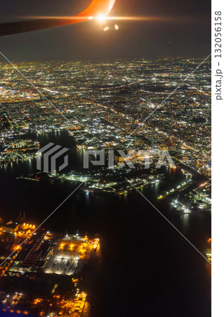 千葉上空から見る宝石箱のような東京の夜景(飛行機の窓の外) 千葉上空から見る宝石箱のような東京の夜景(飛行機の窓の外) 132056158