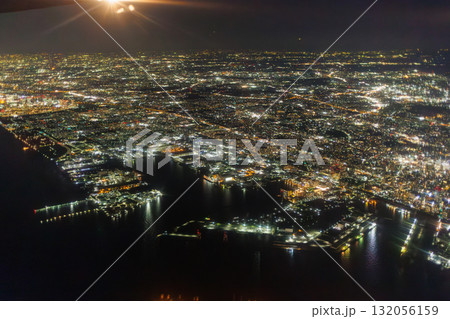 千葉の宝石箱のようなの夜景(飛行機の窓の外) 千葉の宝石箱のようなの夜景(飛行機の窓の外) 132056159