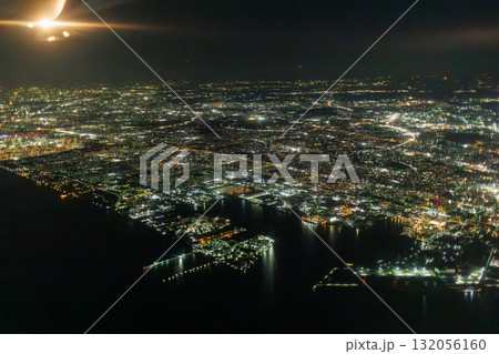 千葉の宝石箱のようなの夜景(飛行機の窓の外) 千葉の宝石箱のようなの夜景(飛行機の窓の外) 132056160