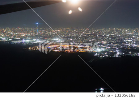 飛行機の窓の外から見るTDRと東京スカイツリー 飛行機の窓の外から見るTDRと東京スカイツリー 132056168