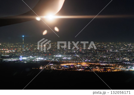 飛行機の窓の外から見るTDRと東京スカイツリー 132056171