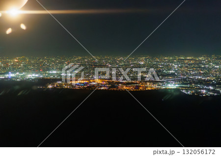 飛行機の窓の外から見るTDRと東京スカイツリー 飛行機の窓の外から見るTDRと東京スカイツリー 132056172