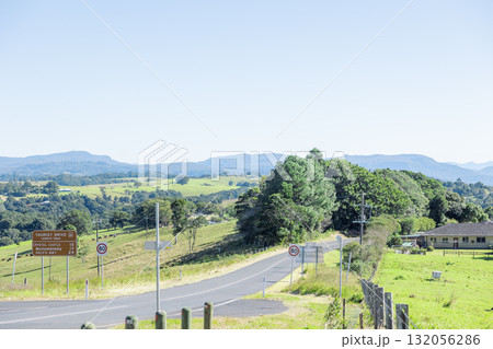 オーストラリアのバンガロー付近の爽やかな田園風景 132056286