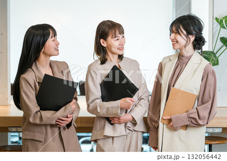 オフィスに並ぶ笑顔のビジネスウーマン(働く女性,ワーキングウーマン,ワーキングママ) オフィスに並ぶ笑顔のビジネスウーマン(働く女性,ワーキングウーマン,ワーキングママ) 132056442