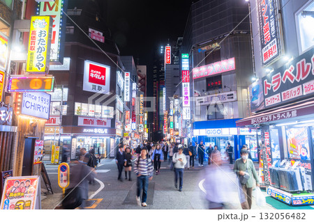 《東京都》新宿西口・ネオン輝く歓楽街 《東京都》新宿西口・ネオン輝く歓楽街 132056482