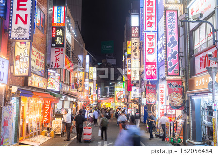 《東京都》新宿西口・ネオン輝く歓楽街 132056484