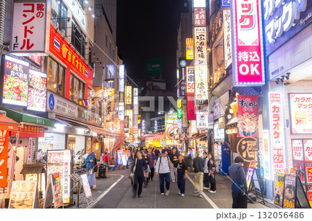 《東京都》新宿西口・ネオン輝く歓楽街 《東京都》新宿西口・ネオン輝く歓楽街 132056486