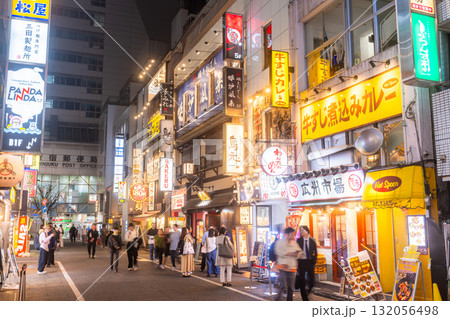 《東京都》新宿西口・ネオン輝く歓楽街 《東京都》新宿西口・ネオン輝く歓楽街 132056498