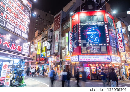 《東京都》新宿西口・ネオン輝く歓楽街 132056501