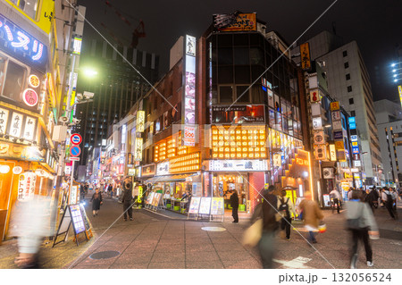 《東京都》新宿西口・ネオン輝く歓楽街 132056524