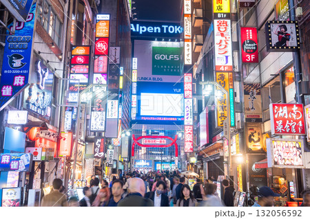 《東京都》ネオン街の夜景・新宿歌舞伎町 《東京都》ネオン街の夜景・新宿歌舞伎町 132056592