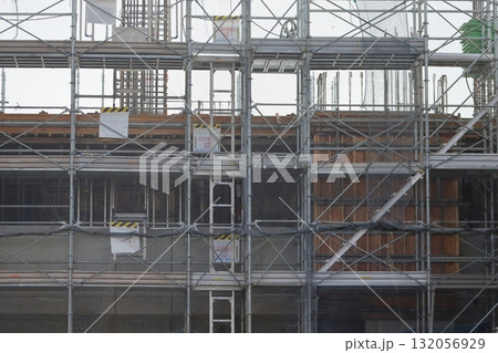 躯体工事中のマンション建設現場  (外部足場)　イメージ 132056929