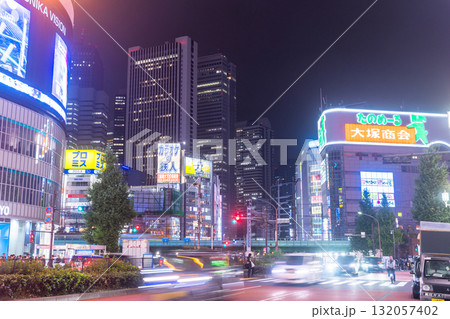 《東京都》ネオン街の夜景・新宿歌舞伎町 132057402