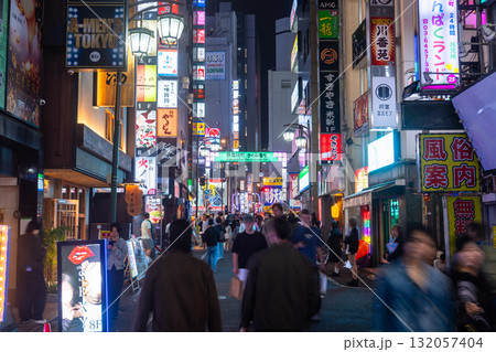 《東京都》ネオン街の夜景・新宿歌舞伎町 《東京都》ネオン街の夜景・新宿歌舞伎町 132057404