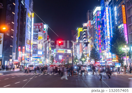 《東京都》ネオン街の夜景・新宿歌舞伎町 《東京都》ネオン街の夜景・新宿歌舞伎町 132057405