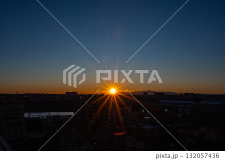 富士山のシルエットが美しい夕焼け 132057436