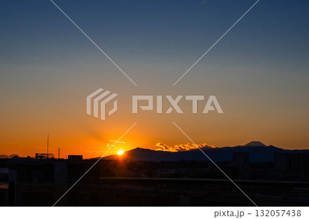 富士山のシルエットが美しい夕焼け 132057438