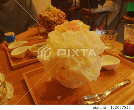 Eat a shaved ice　〜台湾かき氷を食べる 132057519