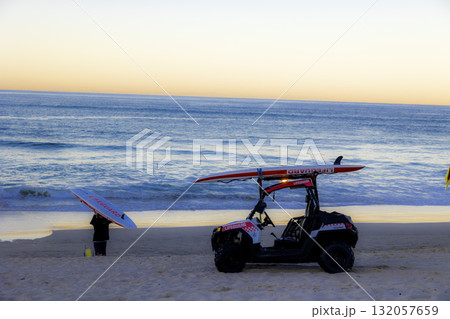 オーストラリアのゴールドコーストのビーチとサーファーと 132057659