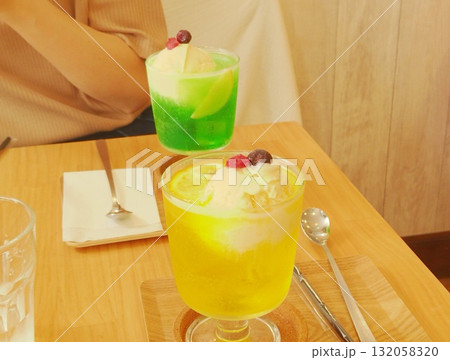 Drink melon soda ～レトロな喫茶店でメロンソーダを飲む 132058320