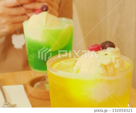 Drink melon soda ～レトロな喫茶店でメロンソーダを飲む 132058321