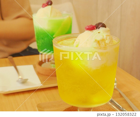 Drink melon soda ～レトロな喫茶店でメロンソーダを飲む 132058322