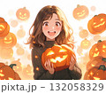 ジャックオーランタンを持って嬉しそうに笑っている女の子 132058329