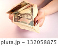 1万円札と女性の手 132058875