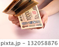 1万円札と女性の手 132058876