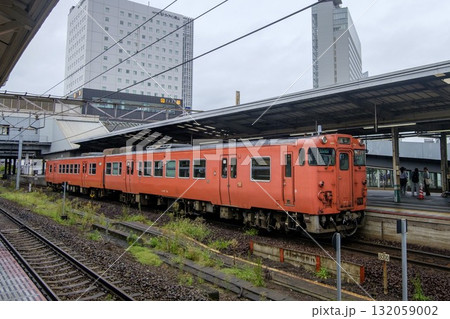 首都圏色塗装のキハ四〇系キハ四七型ディーゼルカー（岡山駅・津山線・2025年撮影） 132059002