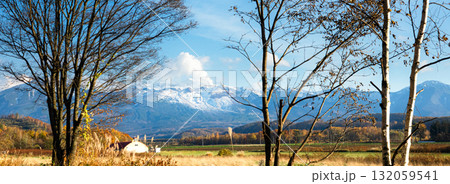 秋の北海道美瑛町美沢地区から見た十勝岳連峰の風景 秋の北海道美瑛町美沢地区から見た十勝岳連峰の風景 132059541