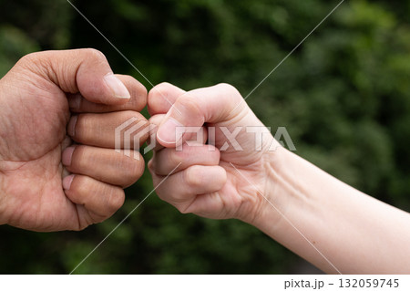 拳を合わせる二人 拳を合わせる二人 132059745