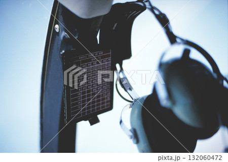 ヘリコプター内部に設置されている数表とヘッドフォン ヘリコプター内部に設置されている数表とヘッドフォン 132060472