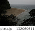 フィッツロイ島–岩と緑に囲まれた静かな入り江 132060611