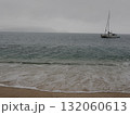 フィッツロイ島–曇天の海に浮かぶヨットと遠景の島影 132060613