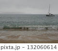 フィッツロイ島–曇天の海に浮かぶ白いヨットと遠景の島影 132060614