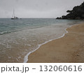 フィッツロイ島–岩場とヨットが浮かぶ静かな海辺 132060616