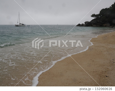 フィッツロイ島–岩場とヨットが浮かぶ静かな海辺 フィッツロイ島–岩場とヨットが浮かぶ静かな海辺 132060616