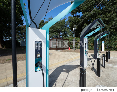 高速道路の充電スタンド 132060764
