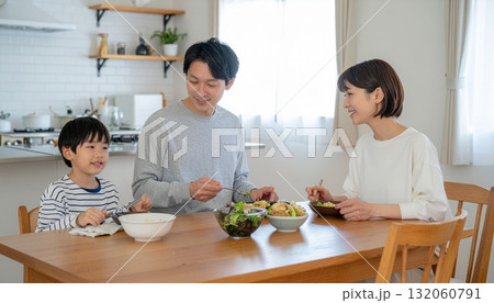 家族の食卓 132060791